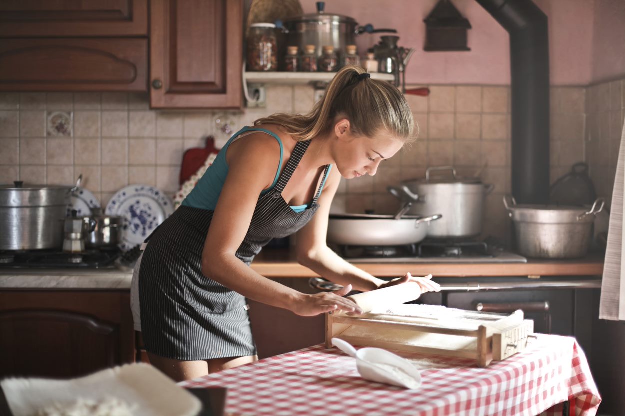 una mujer cocinando